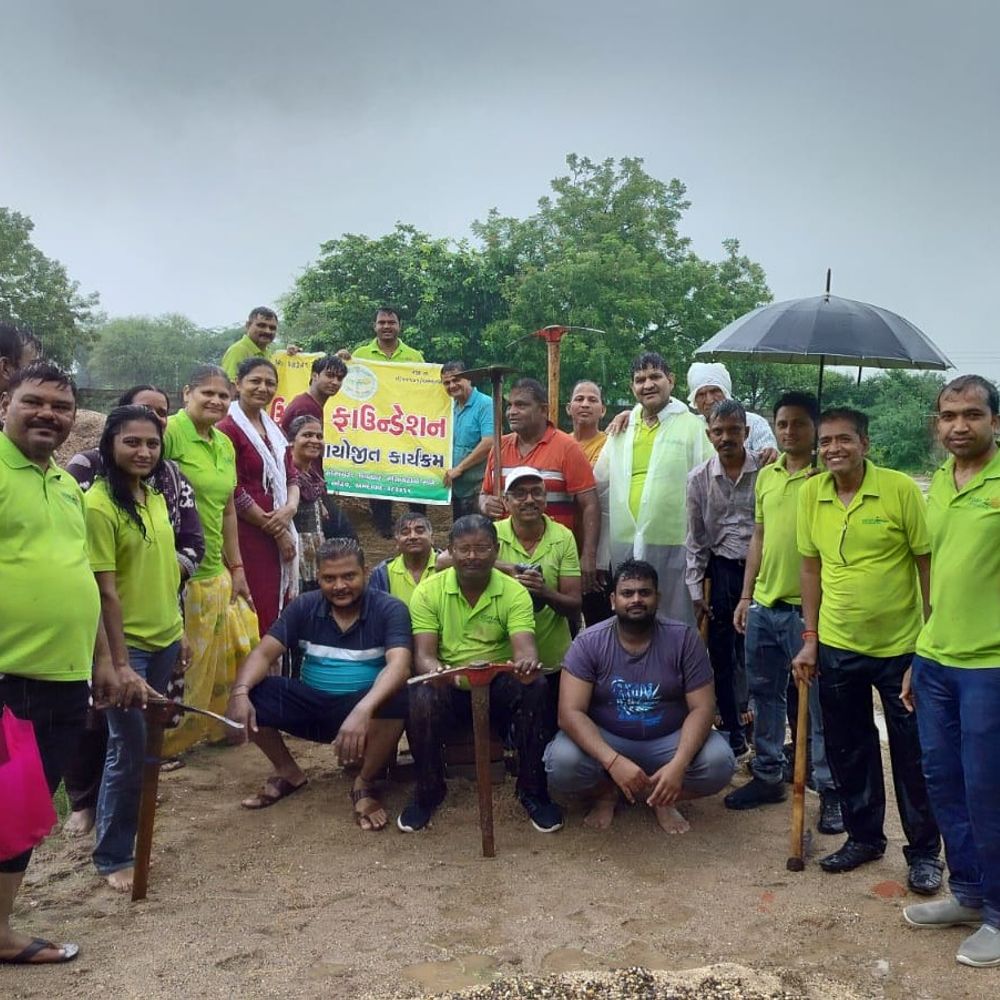 ઉદય ફાઉન્ડેશન દ્વારા ભારે વરસાદમાં પણ ઈયાવા ગામ પાસે "પર્યાવરણ સંરક્ષણ અભિયાન" અંતર્ગત વૃક્ષારોપણ.