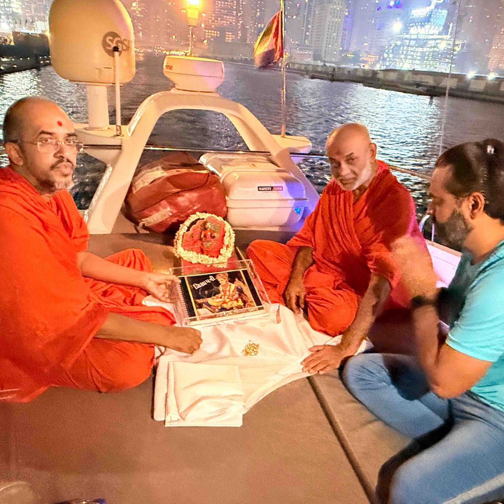 દુબઈ મરીના દરિયામાં બોટ પર શિક્ષાપત્રી ગ્રંથનો ચાંદીના પુષ્પોથી અભિષેક: સ્વામિનારાયણ મંદિર કુમકુમ મણીનગર આયોજન.