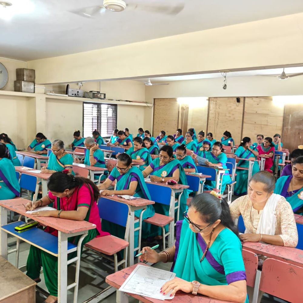 સ્વામિનારાયણ વડતાલ ગાદી દ્વારા સત્સંગ જ્ઞાન પરીક્ષાનું આયોજન; 105 કેન્દ્રો પર 3700 હરિભક્તોએ પરીક્ષા આપી, 5થી 80 વર્ષના ભક્તો જોડાયા.