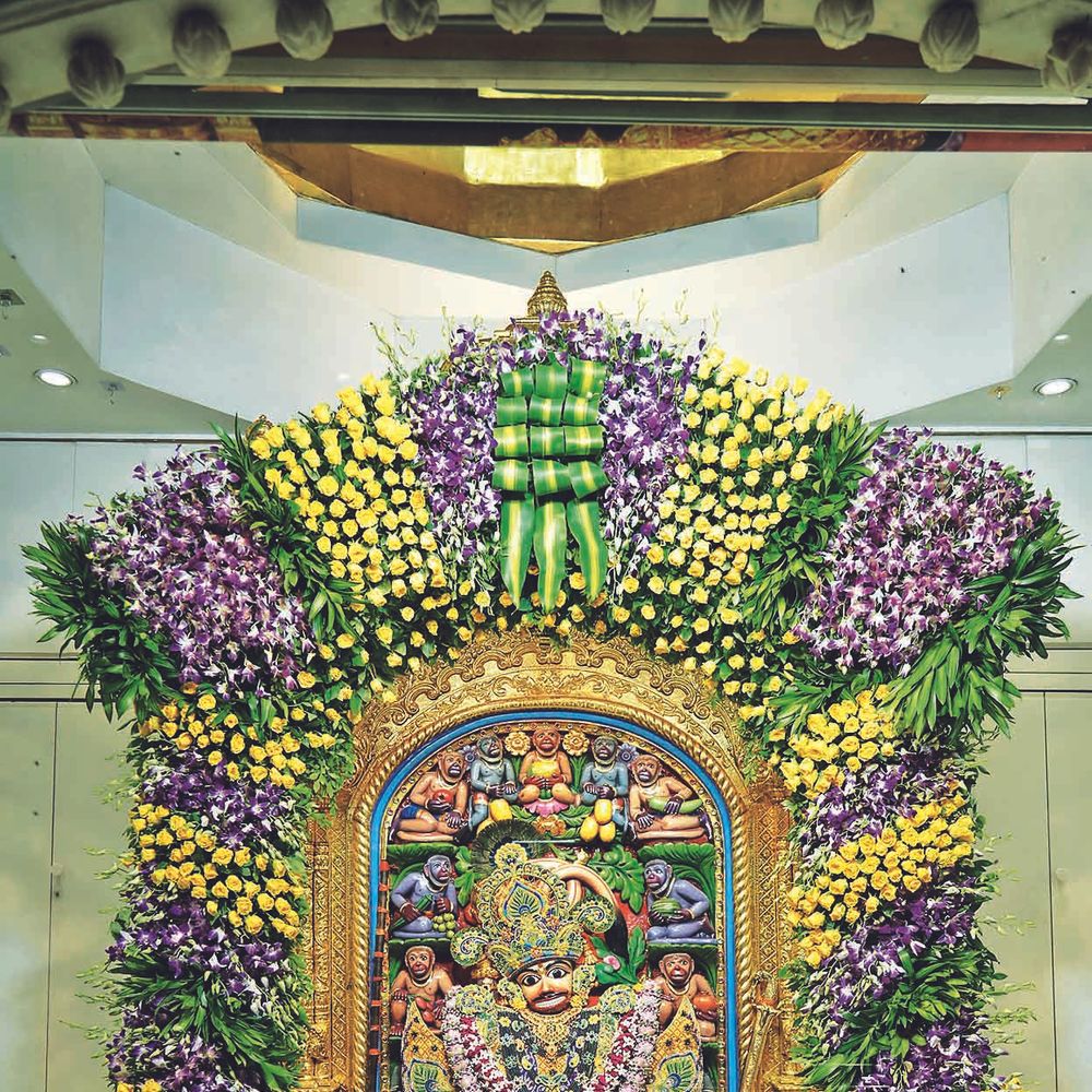 સાળંગપુરધામ શ્રીકષ્ટભંજન દેવને ૨૦૦ કિલો ઓર્કિડ (Orchid) અને ગુલાબના ફુલનો સુંદર શણગાર.