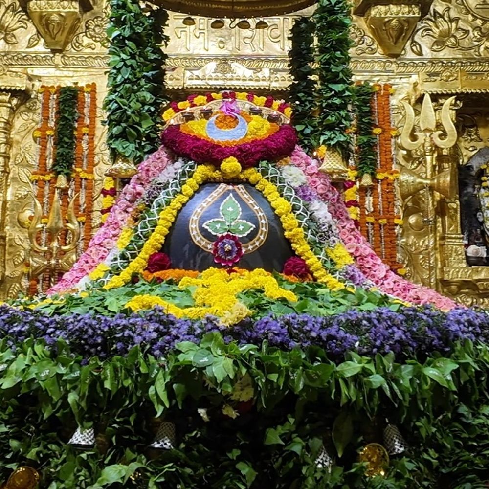 શ્રાવણ શુક્લ ચતુર્થીએ સોમનાથ મહાદેવનો 1.25 લાખથી વધુ બિલ્વપત્રોથી અલૌકિક શૃંગાર અને હજારો શ્રદ્ધાળુઓએ દર્શન કર્યા.
