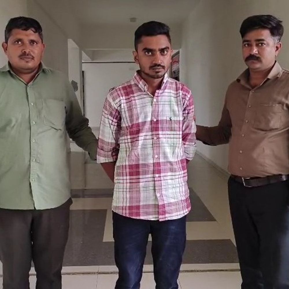 બોટાદ SOGએ ગેરકાયદેસર પિસ્ટલ સાથે રાજકોટના શખ્સને પકડ્યો, કાર સહિત 5.20 લાખનો મુદ્દામાલ જપ્ત કર્યો.