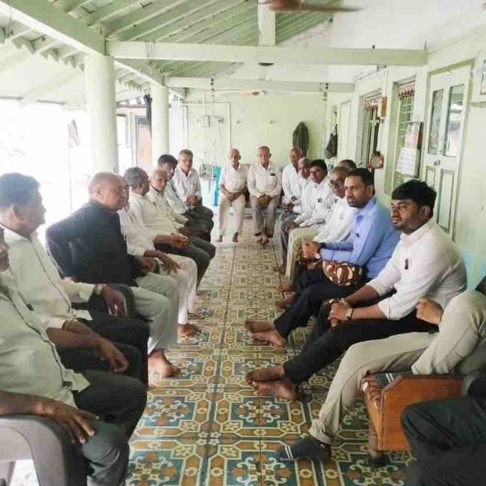 અમરેલીના MLA કૌશિક વેકરીયાની પહેલ: નાગરિકોને રૂબરૂ મળી પ્રશ્નો સાંભળે છે અને ગામડે ગામડે ફરી રહ્યા છે.