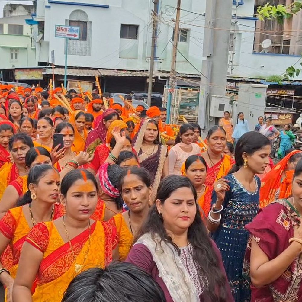 વલસાડ: ઉત્તર ભારતીય સમાજની 25 વર્ષથી કાવડ યાત્રા, શિવભક્તોનો તડકેશ્વર મહાદેવ મંદિરે જળાભિષેક.