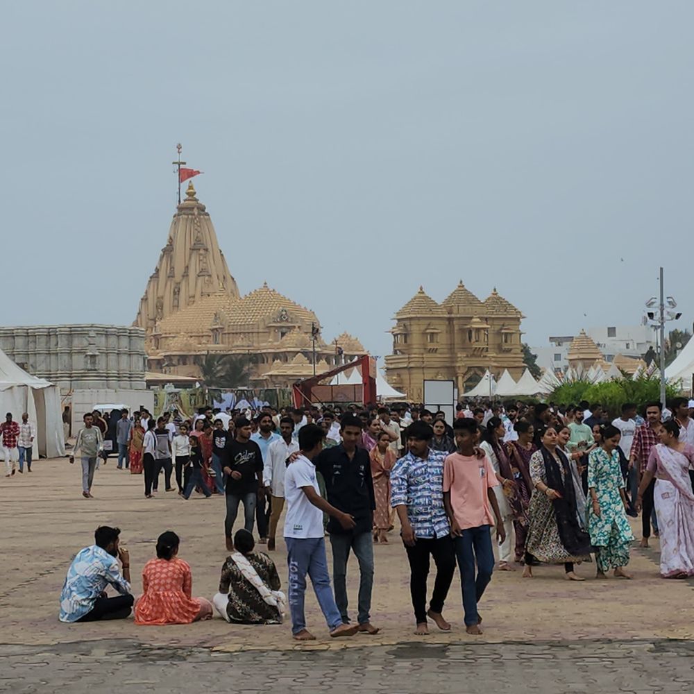 શ્રાવણના પ્રથમ સોમવારે સોમનાથ મંદિરે ભક્તોની ભીડ, દિવ્યાંગો-વૃદ્ધો માટે ઈ-કાર્ટ સહિતની વિશેષ વ્યવસ્થા.