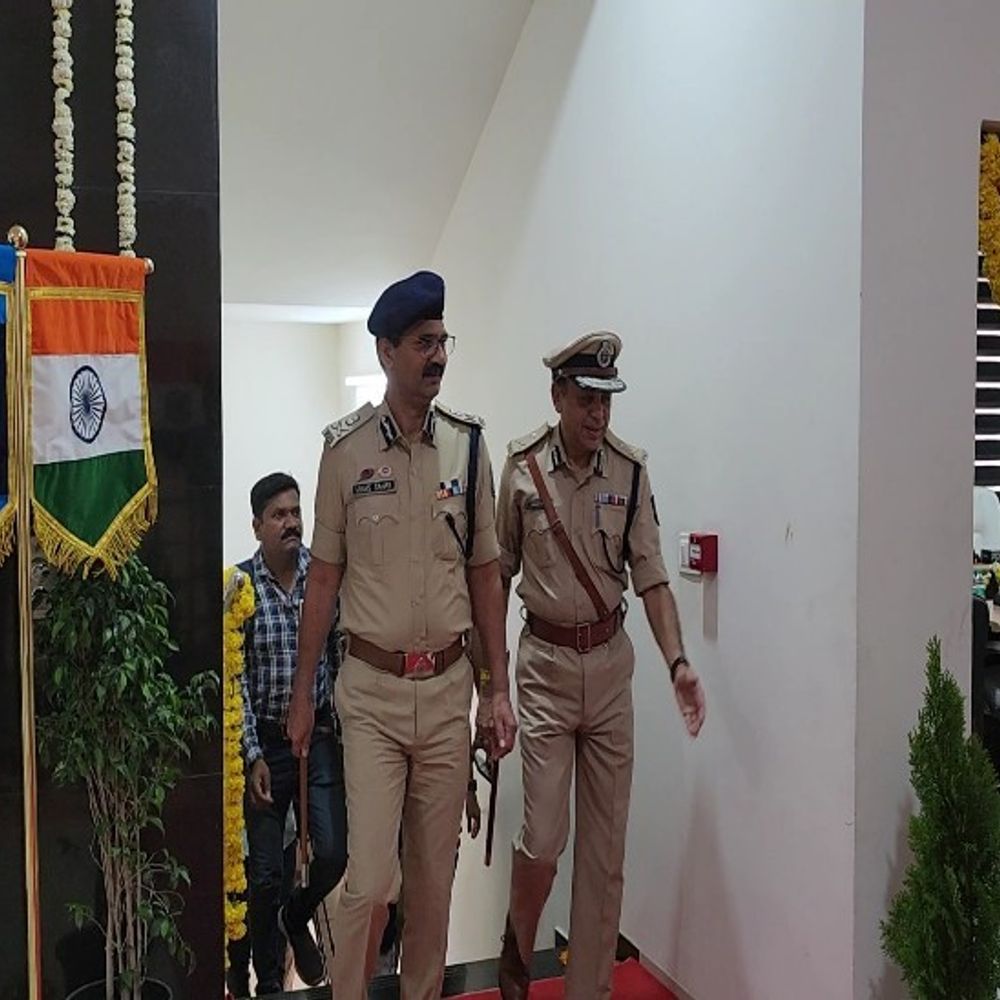 DGP વિકાસ સહાયનું ભાવનગર ઇન્સ્પેક્શન: કાયદો વ્યવસ્થા સમીક્ષા, અરજદારોની ફરિયાદો સાંભળી, પોલીસને સૂચનાઓ આપી.