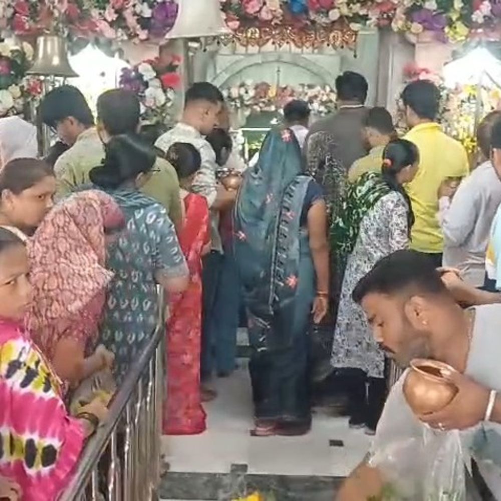 શ્રાવણનો પહેલો સોમવાર: પારડીના શિવમંદિરોમાં ભક્તોની ભીડ, મહિલાઓએ જળાભિષેક કરી આશીર્વાદ માંગ્યા.
