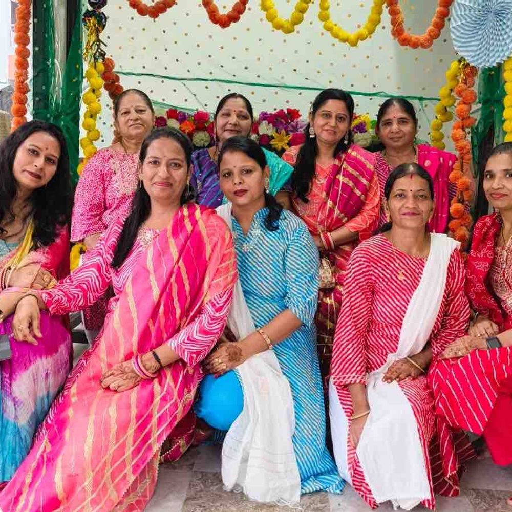હરિયાળી તીજનો પર્વ: નરોડામાં બૂઢવારીયા ખંડેલવાલ પરિવાર દ્વારા રાજસ્થાની રીતિ-રિવાજ સાથે સાવનના ઝૂલાની ઉજવણી.