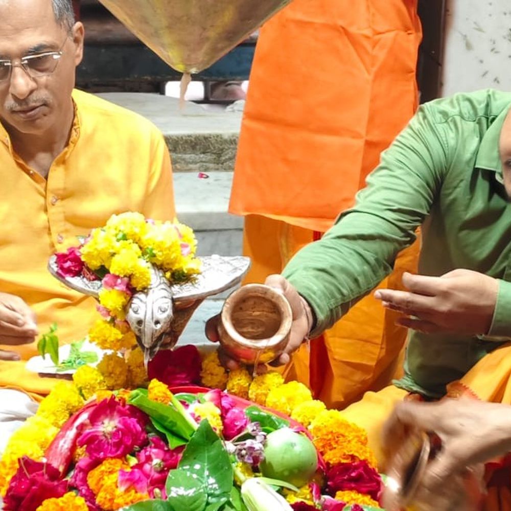 જામનગર: શ્રાવણના પ્રથમ સોમવારે શિવાલયોમાં ભક્તોની ભીડ, 'હર હર મહાદેવ'ના નાદથી મંદિરો ગુંજી ઉઠ્યા.