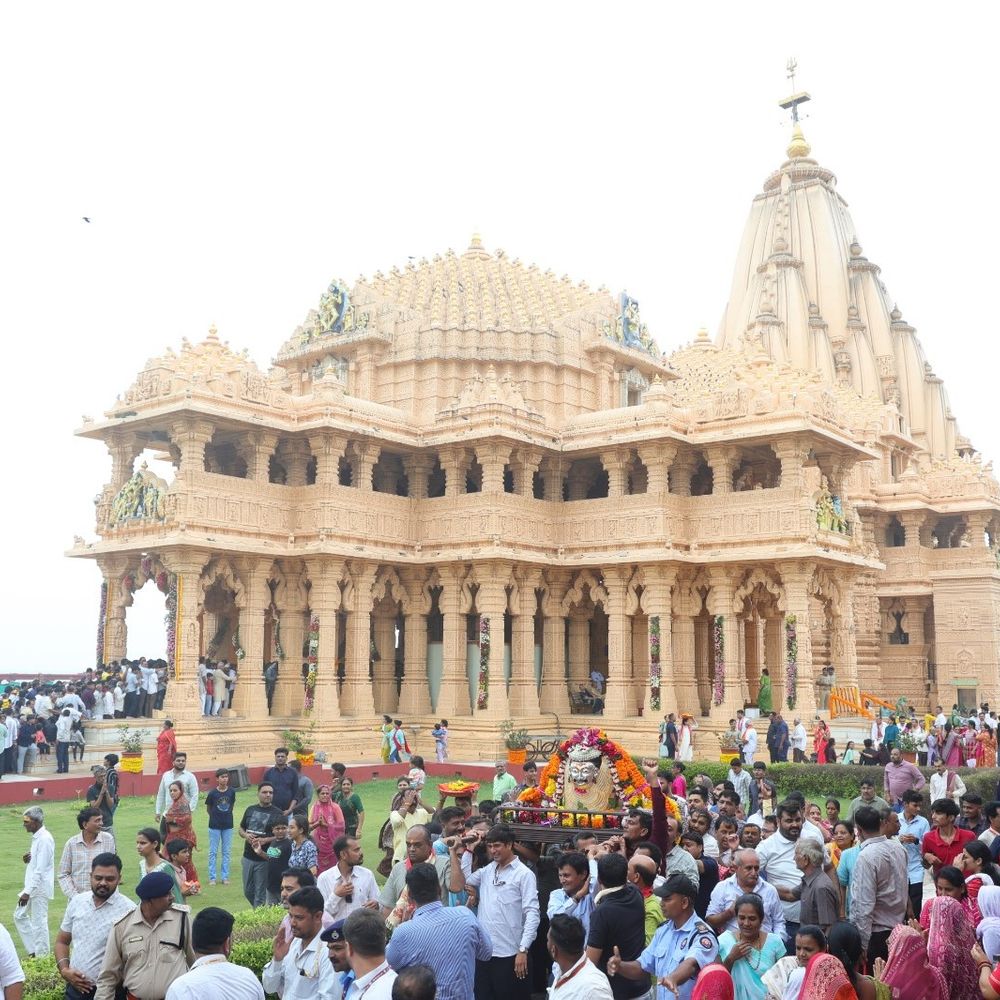 શ્રાવણના પ્રથમ સોમવારે સોમનાથ મંદિરે 1 લાખ દર્શનાર્થીઓ, 70 ધ્વજાપૂજન અને 1007 રૂદ્રાભિષેક પાઠ કરાયા.