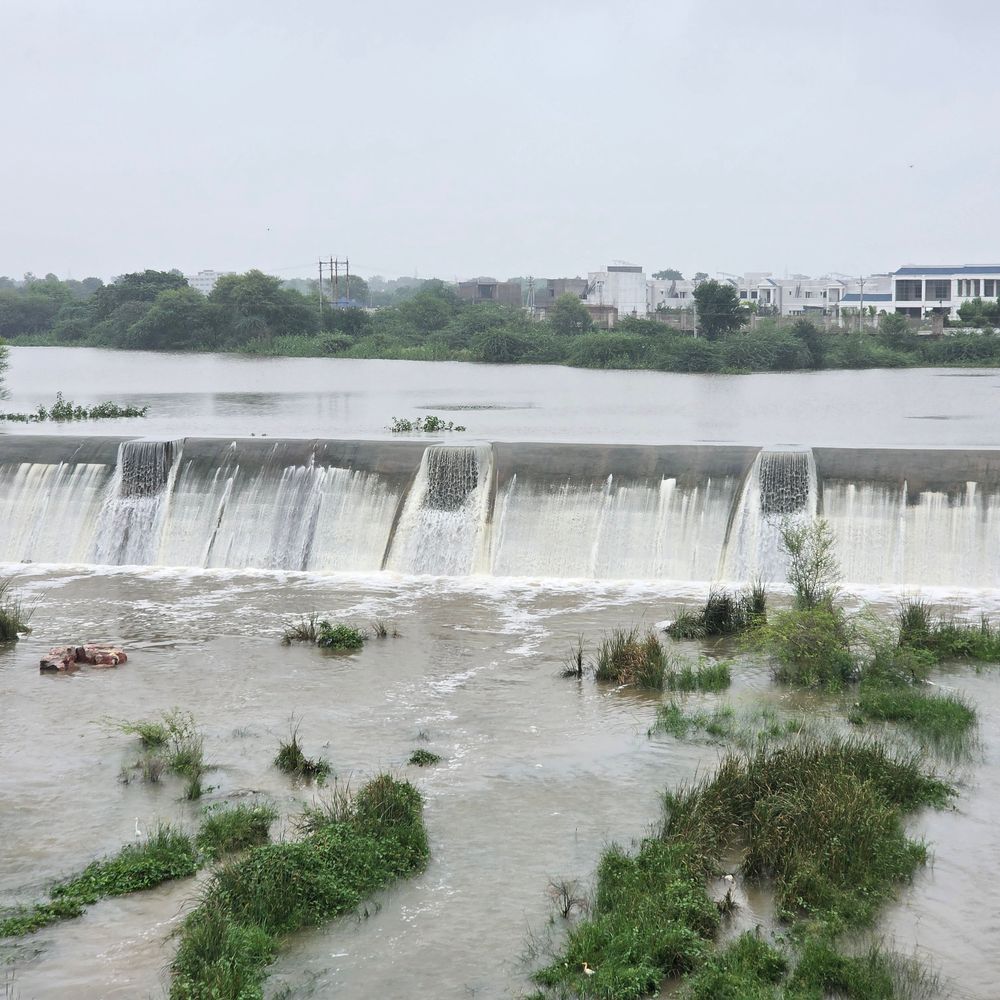 હિંમતનગરમાં વરસાદ: હાથમતી Pick-up Weir અડધો ફૂટ ઓવરફ્લો, નદીમાં 450 cusec પાણીની જાવક થઈ.