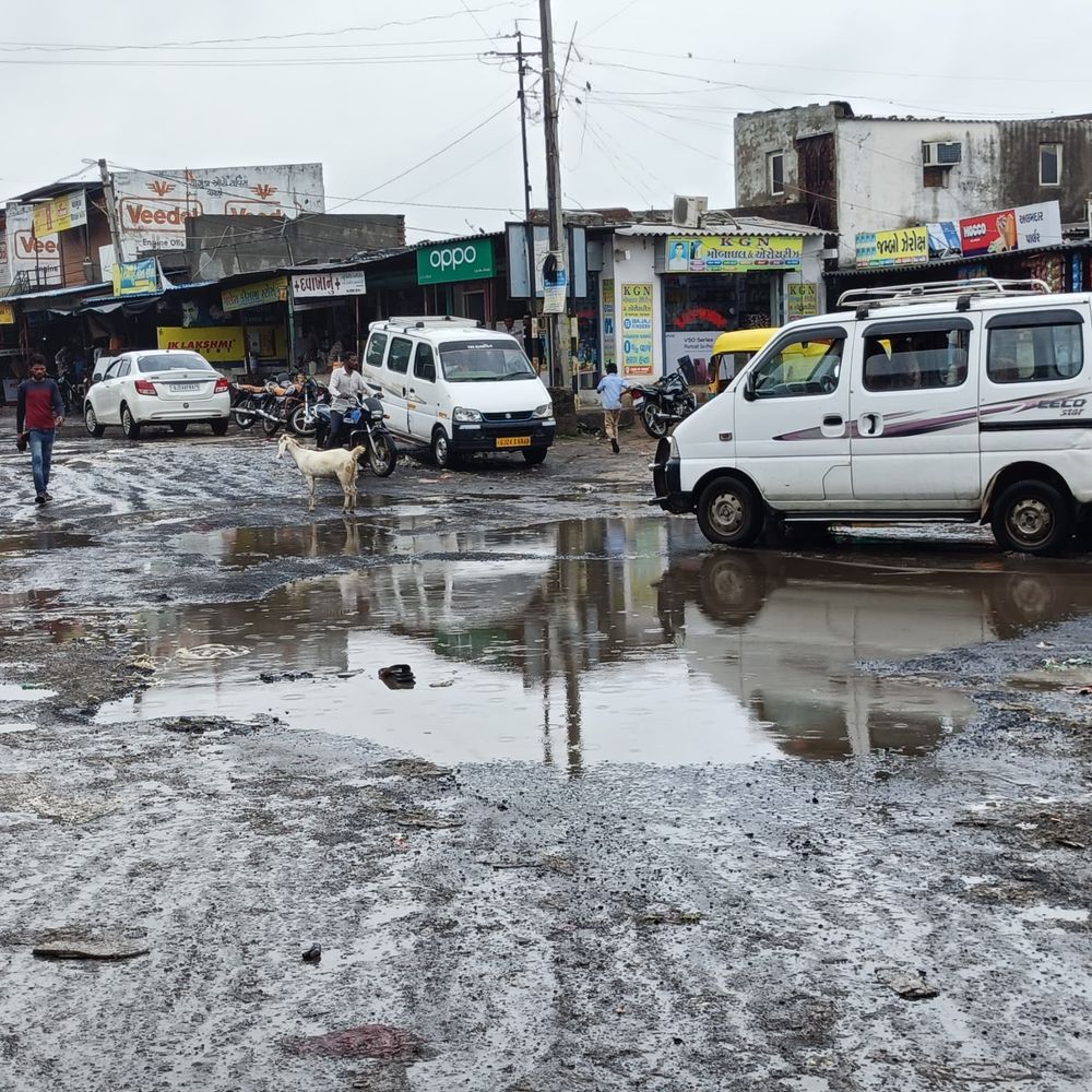 વારાહી: સામાન્ય વરસાદમાં હાઈવેના સર્વિસ રોડ પર પાણી ભરાતાં હાલાકી.