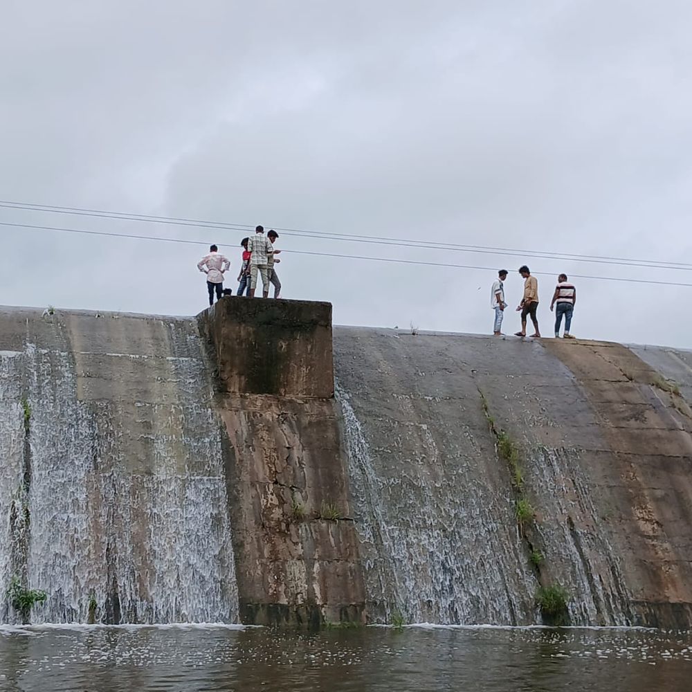 હાથમતી વિયર પર જોખમી સેલ્ફી: પોલીસ આવતાં લોકો ભાગ્યા - સેલ્ફી જીવલેણ સાબિત થઈ શકે!