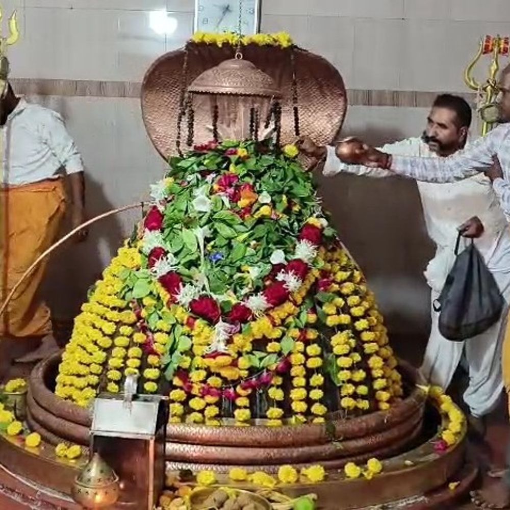 બોટાદ: શ્રાવણના પહેલા સોમવારે વિરાટેશ્વર મહાદેવ મંદિરે ભક્તોની ભીડ, ભક્તોએ પૂજા-અર્ચના કરી ધન્યતા અનુભવી.