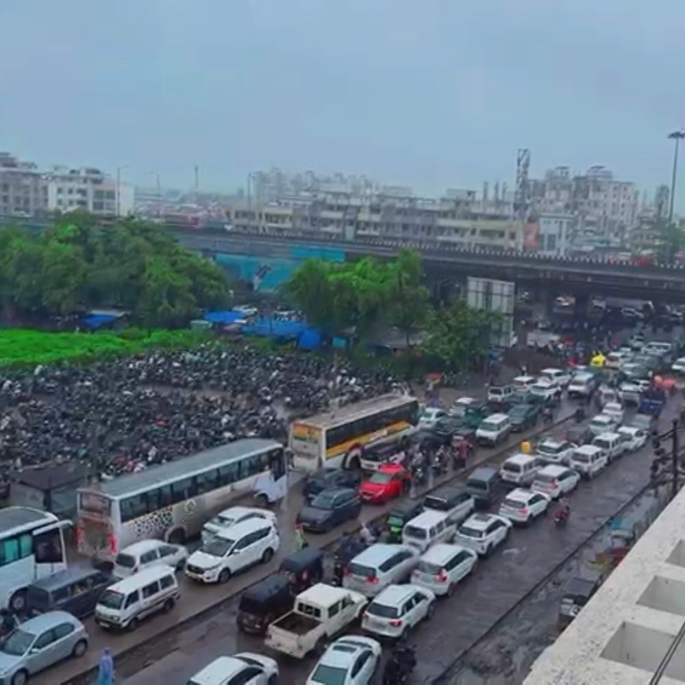 NH 48 પર વરસાદમાં ટ્રાફિક જામ: ઝાડેશ્વર ચોકડી નજીક 2-3 કિમી લાંબી કતાર, બિસ્માર માર્ગ કારણ.