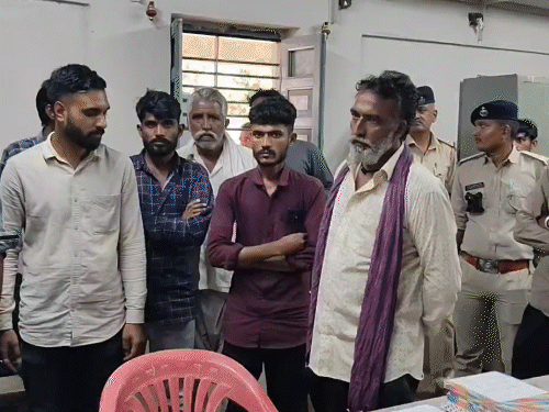 વિસાવદરના કાલસારીમાં ગૌચર જમીન ખાલી ન થતા માલધારી આગેવાને દવા પીને આત્મહત્યાનો પ્રયાસ કર્યો, ચીમકી આપી હતી.
