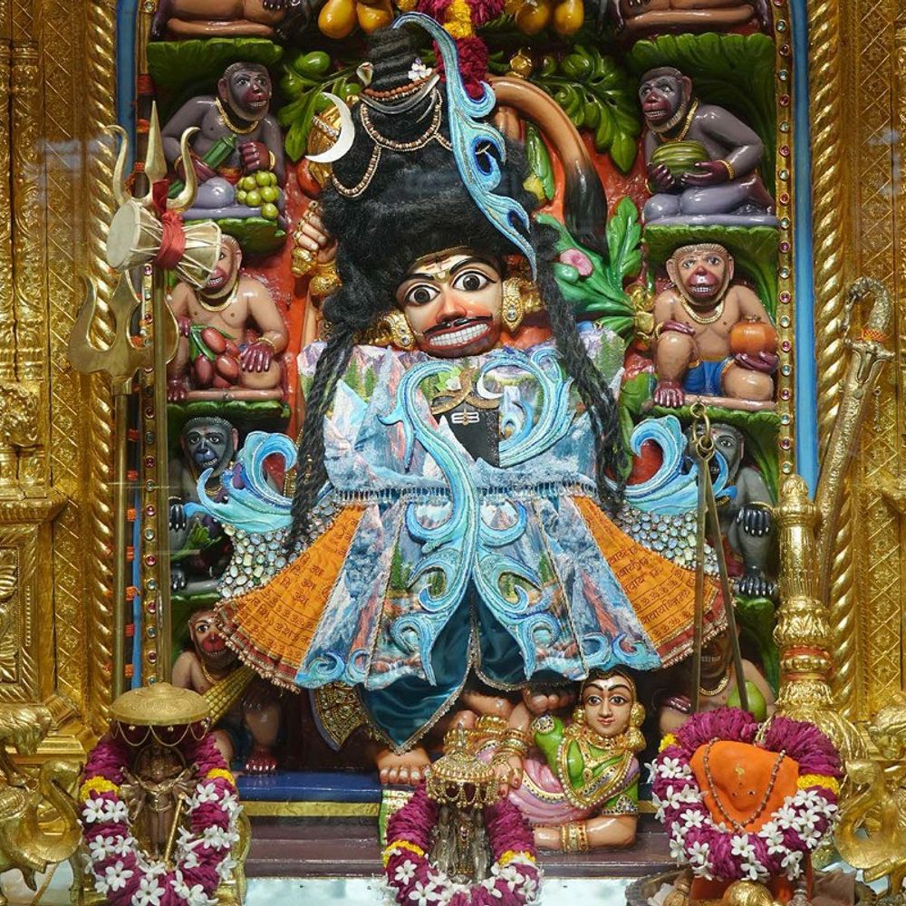 સાળંગપુરધામમાં શ્રાવણ માસ મહોત્સવની ધામધૂમ: હનુમાનજીને શિવલિંગ થીમવાળા પ્યોર સિલ્કના વાઘા અને સિંહાસને અર્ધનારેશ્વર નૃત્યનો શણગાર કરાયો.