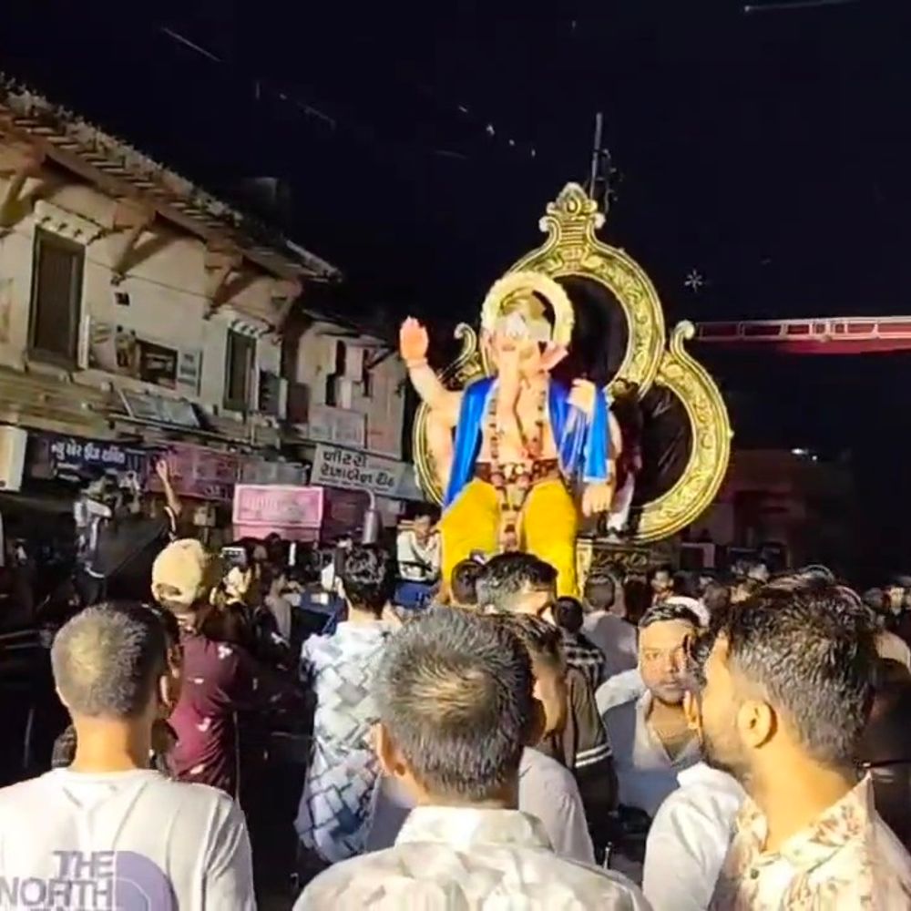 ગોધરામાં ભારે વરસાદ વચ્ચે વિધ્નહર્તાનું આગમન: શહેરીજનોએ "ગણપતિ બાપ્પા મોરિયા"ના જયઘોષ સાથે શ્રીજીના વધામણા કર્યા.