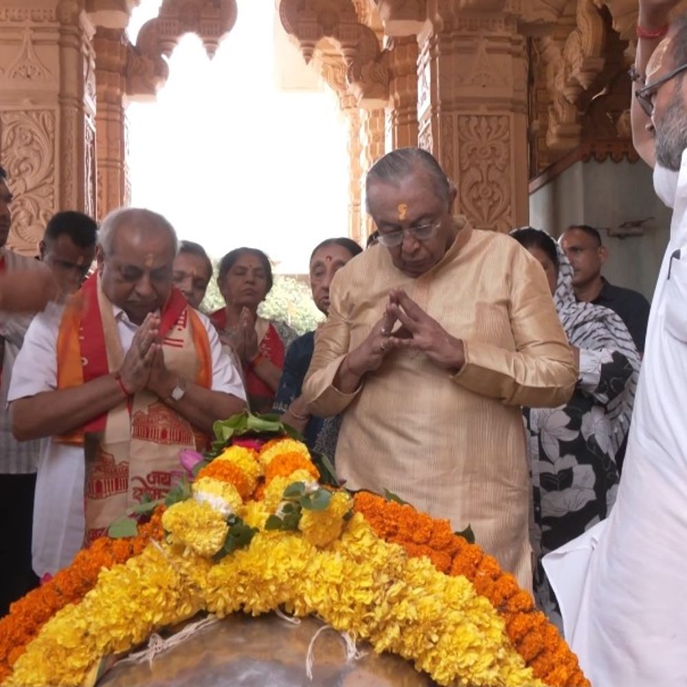 શ્રાવણના પ્રથમ સોમવારે સોમનાથમાં પાલખીયાત્રા: હજારો ભક્તો જોડાયા, 'હર હર મહાદેવ'ના નાદથી વાતાવરણ ગુંજી ઉઠ્યું, Nitin Patelએ પૂજા કરી.