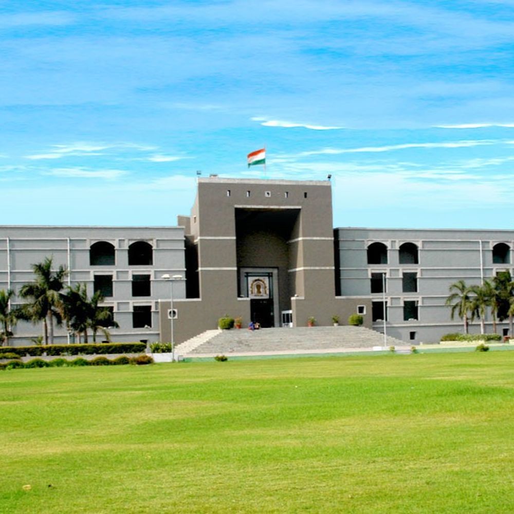 બનાસકાંઠા: મંદિર મહોત્સવમાં દલિતોના બહિષ્કાર બદલ 20 આરોપીઓ દ્વારા ફરિયાદ રદ્દ કરવા માટે હાઇકોર્ટમાં અરજી, NOTICE જાહેર.