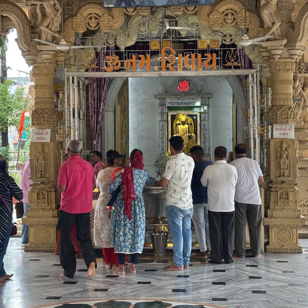 શ્રાવણના પ્રથમ સોમવારે વડોદરાના કાશી વિશ્વનાથ મંદિરમાં ભક્તોની ભીડ: અભિષેક માટે શ્રદ્ધાળુઓનો ધસારો.