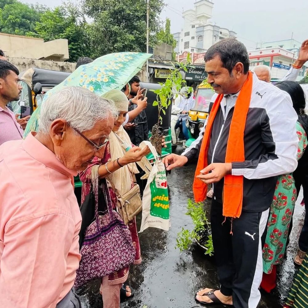 ભાજપ દ્વારા અમદાવાદમાં પ્લાસ્ટિક પ્રતિબંધ માટે કાપડની થેલી અને તુલસીના રોપાનું વિતરણ. (Distribution of cloth bags).