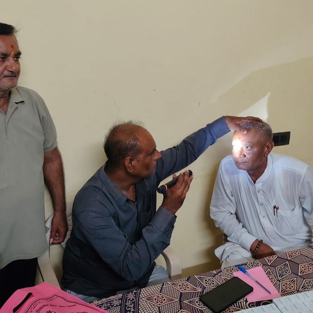 રાપર ખાતે રણછોડદાસજી ચેરીટેબલ ટ્રસ્ટ દ્વારા 110 લોકોની આંખોની તપાસ, 36 દર્દીઓને ઓપરેશન માટે રાજકોટ લઈ જવાશે.