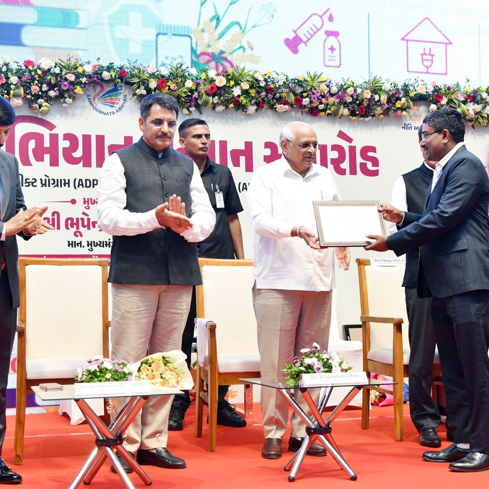 CM ભૂપેન્દ્ર પટેલે દાહોદ કલેક્ટર યોગેશ નિરગુડેને એસ્પિરેશનલ બ્લોકમાં ઉત્કૃષ્ટ કામગીરી બદલ ગોલ્ડ મેડલ અને સર્ટિફિકેટથી સન્માનિત કર્યા.