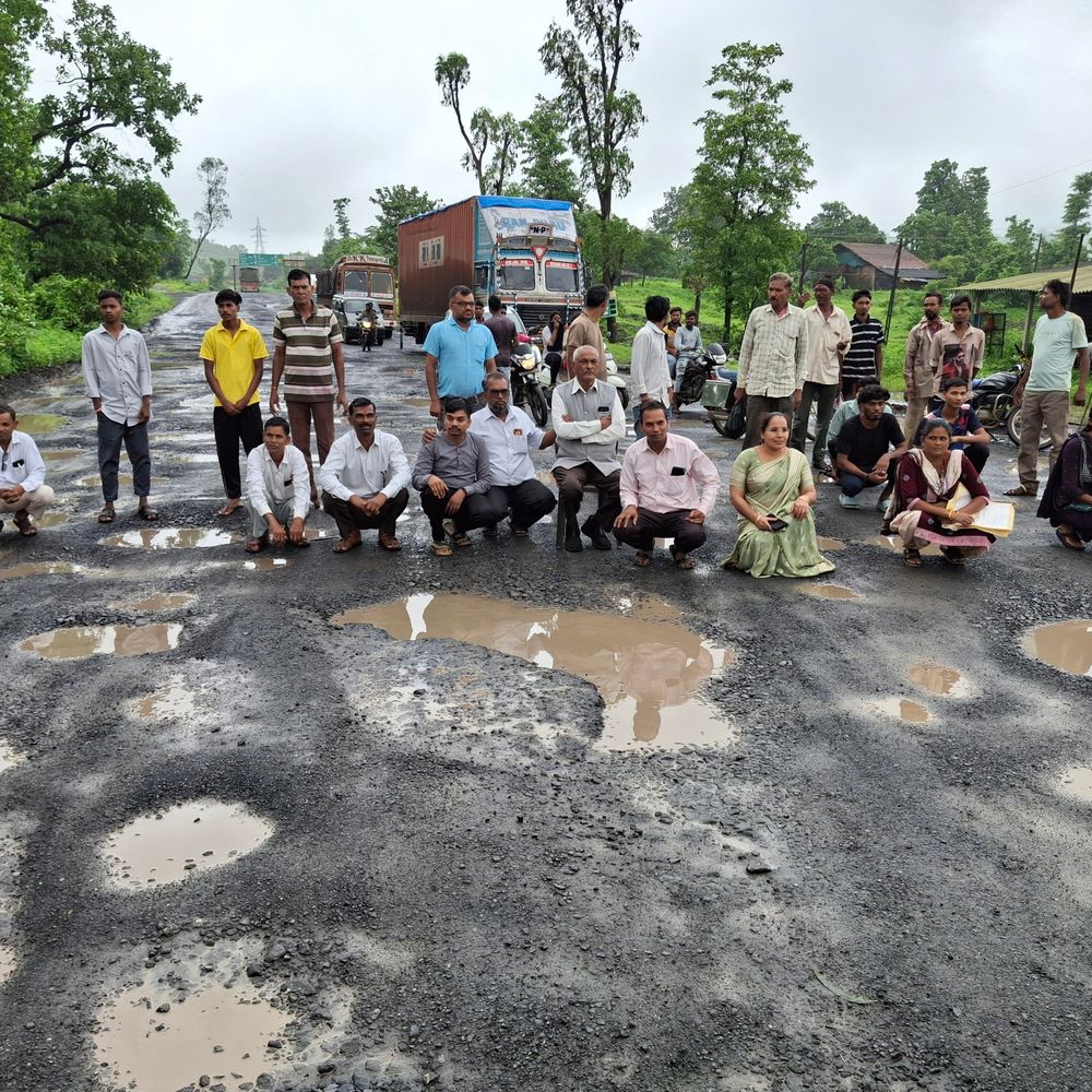 વલસાડ: હાઇવે 848 પર ખાડાઓનો વિરોધ, જિલ્લા પંચાયત પ્રમુખે NHAI સામે ખાડામાં બેસી અનોખો વિરોધ નોંધાવ્યો.