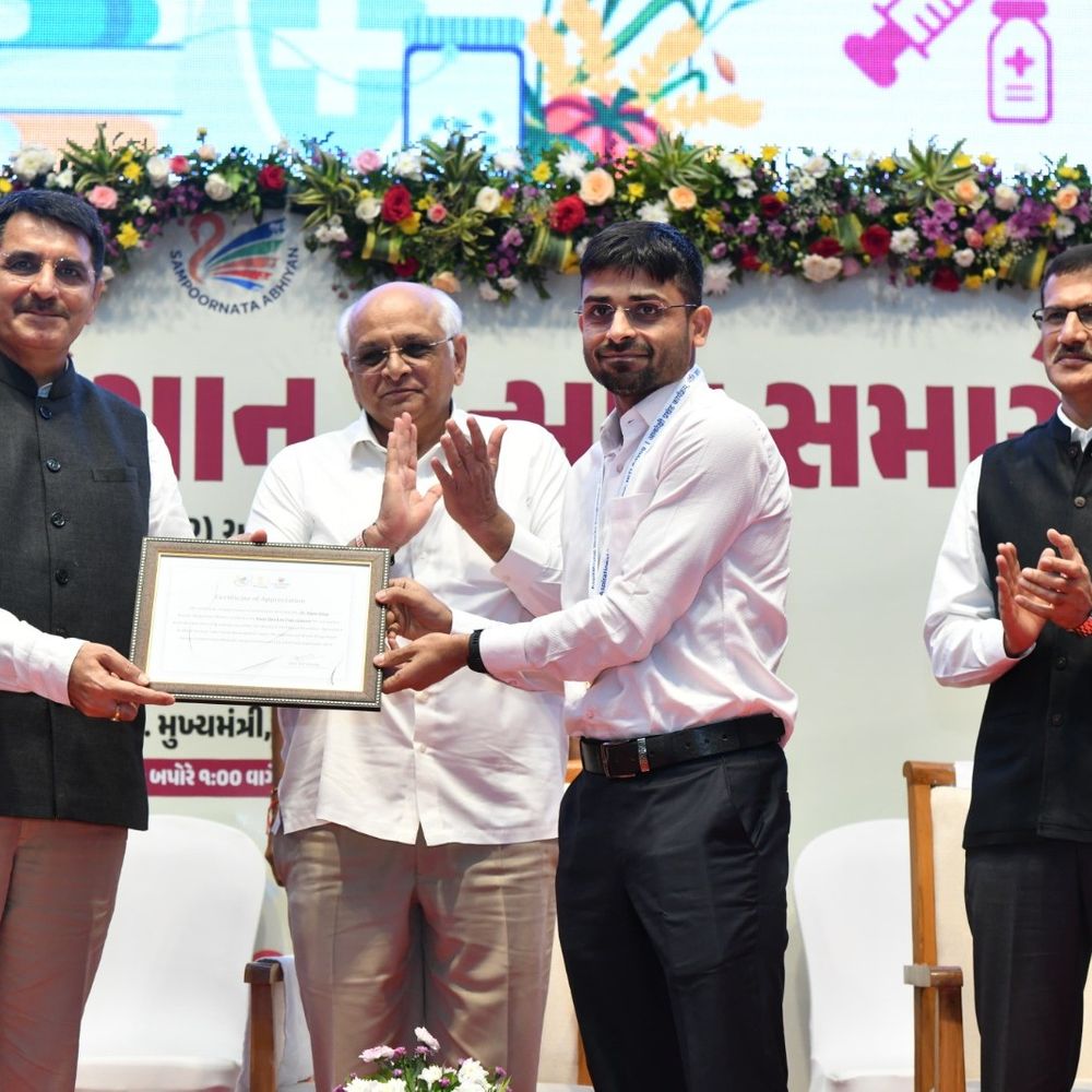 તાપી જિલ્લાને Aspirational પ્રોગ્રામમાં ગોલ્ડ મેડલ: મુખ્યમંત્રી ભૂપેન્દ્ર પટેલ દ્વારા કલેક્ટરનું સન્માન.
