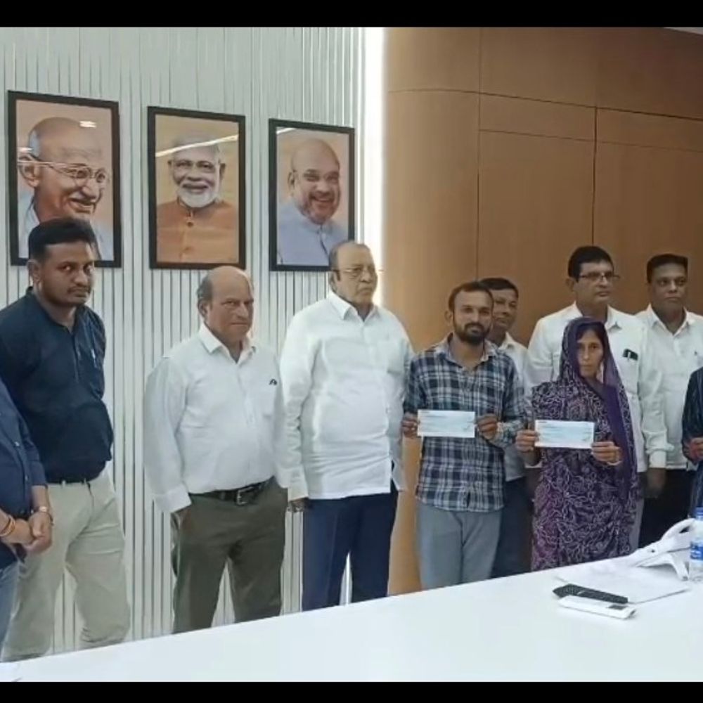 દહેજ Shiva Pharma blast: મૃતક કામદારોના પરિવારને ₹60 લાખની સહાય, પ્રથમ ચેક અપાયો.