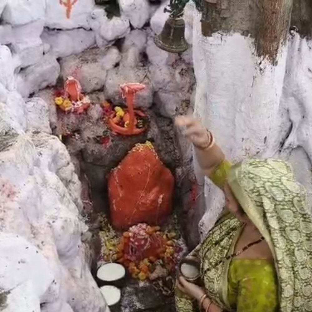 નાગપંચમી: પ્રભાસ પાટણમાં ભાવિકોની ભીડ, દૂધિયા નાગદેવતાને દૂધ ચડાવવા લાંબી કતારો અને પરંપરાગત શોભાયાત્રા નીકળી.