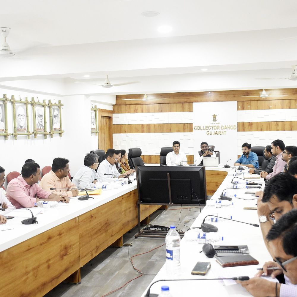 કલેક્ટર યોગેશ નિરગુડેની અધ્યક્ષતામાં વરસાદની તૈયારી અંગે બેઠક: શાળાઓમાં ભોજન-પાણીની ગુણવત્તા અને રોડ-રસ્તાની મરામત પર ભાર.