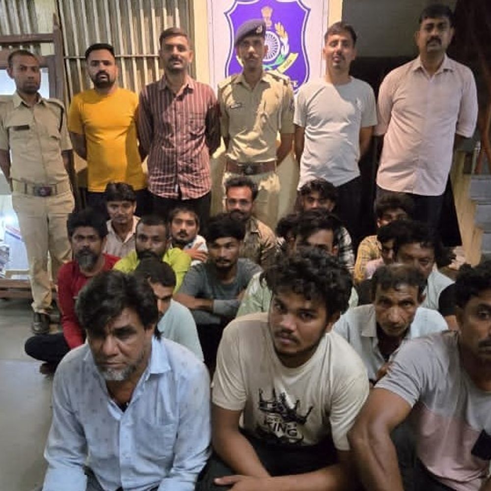 દેવગઢ બારીઆમાં જુગારધામ ઝડપાયું: Police Raidમાં 18 શખ્સોની ધરપકડ, રૂ.45,360નો મુદ્દામાલ જપ્ત.
