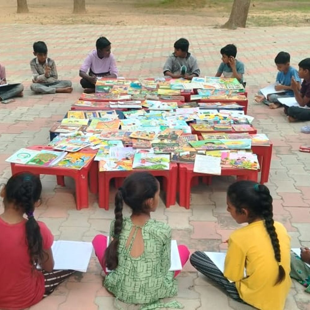 મહેસાણાની 980 શાળાઓમાં પુસ્તક પ્રદર્શન: વિદ્યાર્થીઓને Social Media સામે પુસ્તકાલય તરફ વાળવાની રાજ્યની પ્રથમ પહેલ.