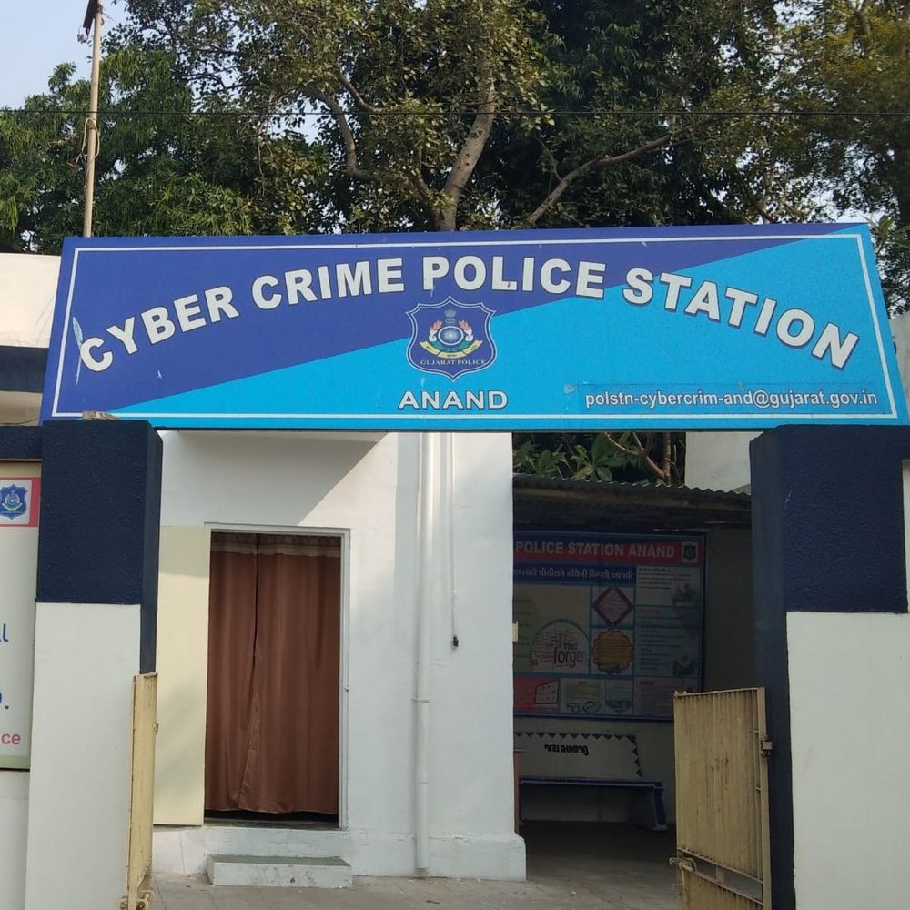 આણંદ સાયબર પોલીસે છેતરપિંડીના ભોગ બનેલા અરજદારોને ₹1.10 કરોડ પરત અપાવ્યા, સાયબર ક્રાઇમ સામે સફળતા મળી.