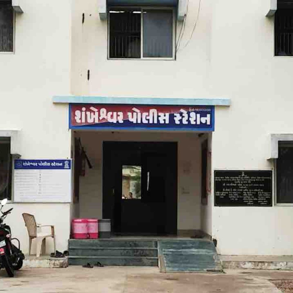 શંખેશ્વરમાં તસ્કરો ત્રાટક્યા: બંધ મકાનમાંથી રૂ. 1.32 લાખની રોકડ અને દાગીનાની ચોરી, પરિવાર અમદાવાદ ગયો હતો.