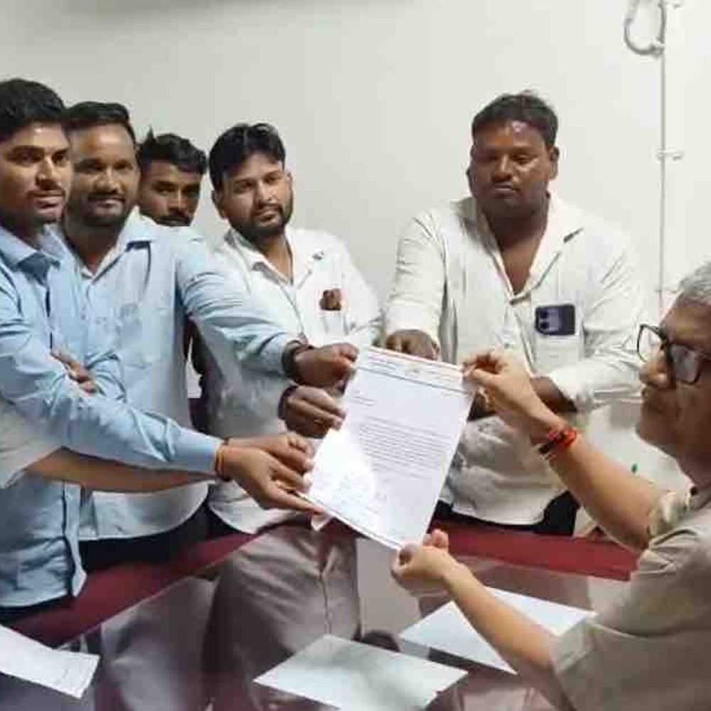 NSUI દ્વારા આધાર કાર્ડ માટે રજૂઆત: અમીરગઢ તાલુકામાં પંચાયત દીઠ કેમ્પ યોજવા મામલતદારને આવેદનપત્ર.