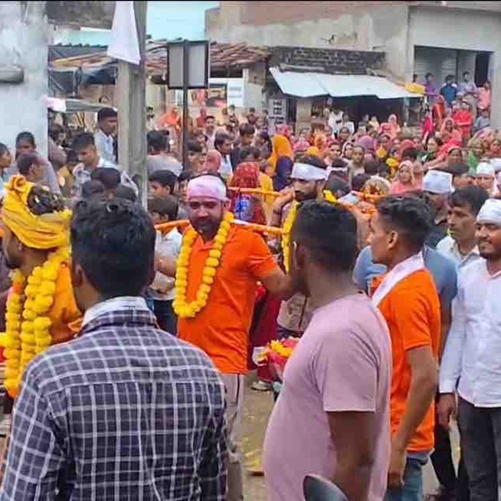 શિવ ભક્તિમાં લીન ભક્તો: અમીરગઢ કેદારનાથ મંદિરે બનાસ નદીના જળથી મહાદેવનો અભિષેક.