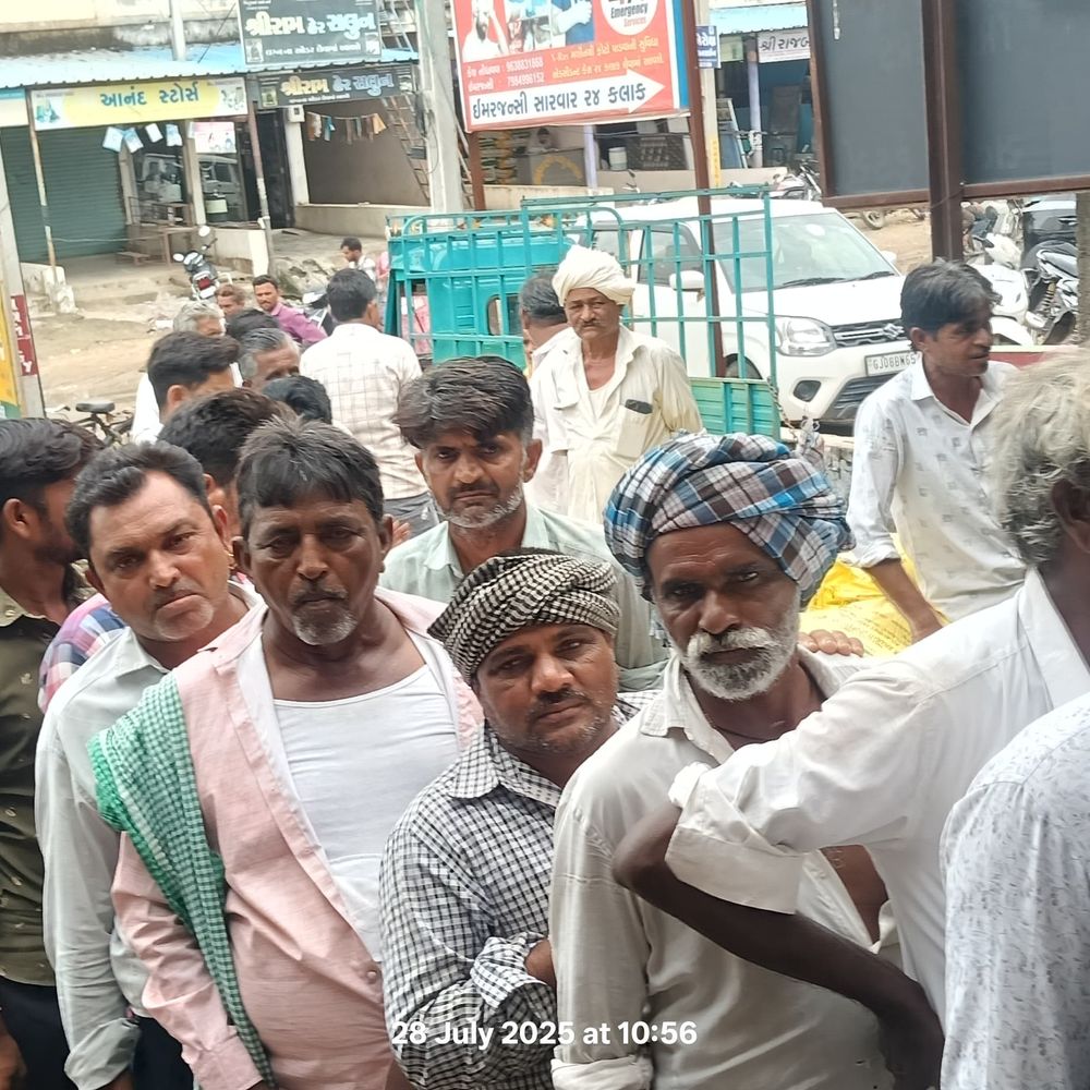 ખેડૂતોની યુરિયા ખાતર માટે લાઈન: દિયોદરમાં યુરિયા ખાતર માટે ખેડૂતોની લાઈન લાગી.