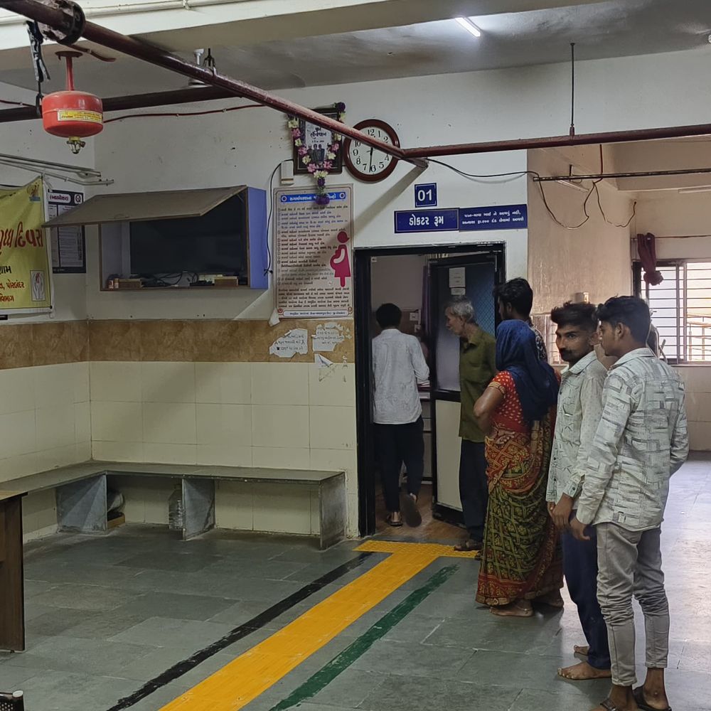 માધવપુરના આરોગ્ય કેન્દ્રમાં ECG મશીન નથી, 25 ગામના દર્દીઓને પોરબંદર ધક્કા ખાવા પડે છે.