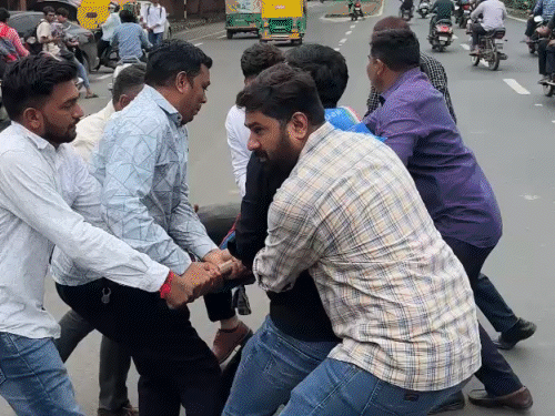 વિરમગામમાં ABVP કાર્યકર સામે પોક્સો ફરિયાદ બાદ અમદાવાદમાં NSUI અને પોલીસ વચ્ચે ઝપાઝપી, પૂતળા દહનનો પ્રયાસ.