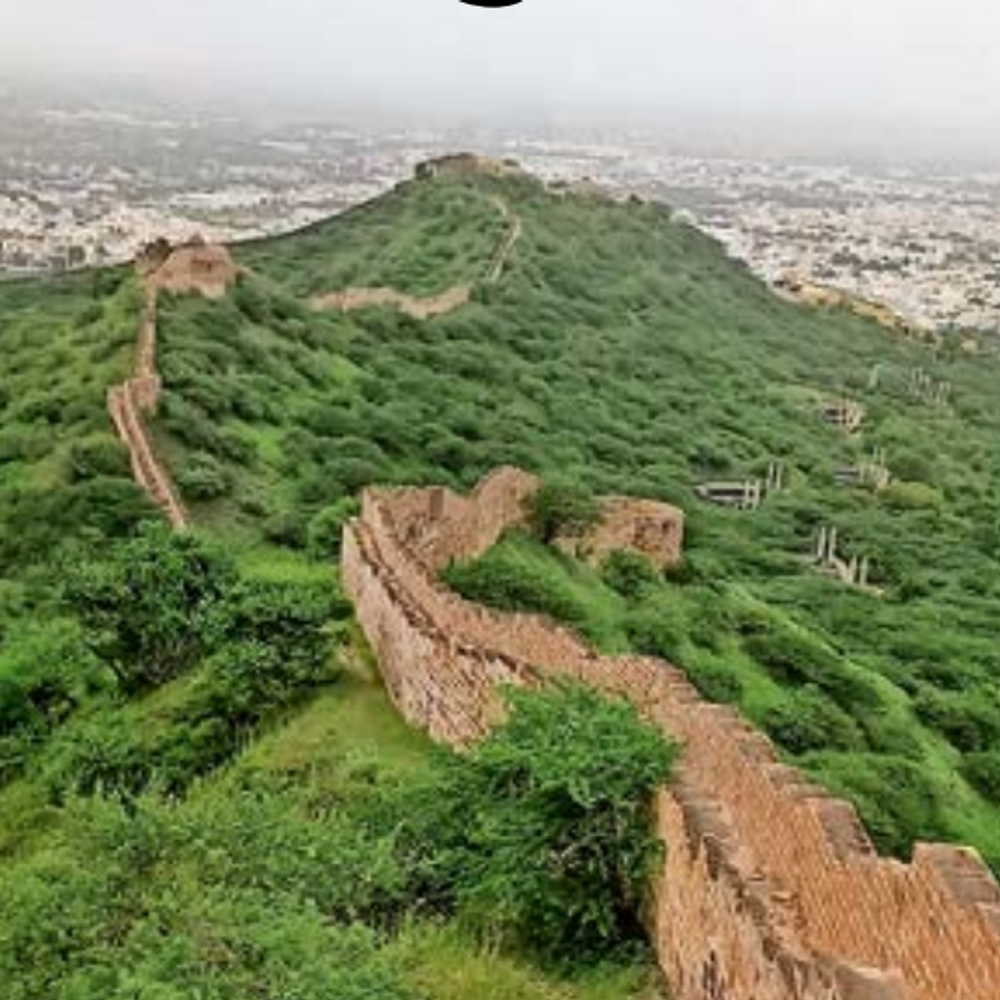 આજે નાગ પંચમી: ભુજિયા ડુંગર પર ક્ષેત્રપાળ–ભુજંગ દેવની સદીઓથી પૂજા થાય છે, જે કચ્છ માટે વિજય ઉત્સવ સમાન છે.