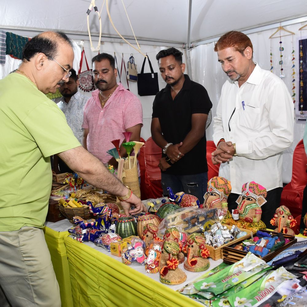 કેવડિયા કાર્નિવલ: આદિવાસી બનાવટના સ્ટોલ આકર્ષણનું કેન્દ્ર.