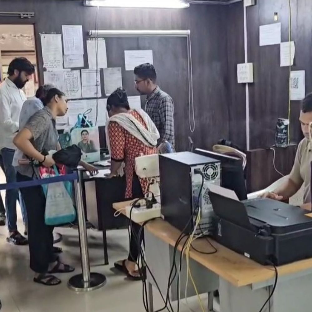 સુરતમાં આધાર કાર્ડ અપડેટની કામગીરી ઠપ થતાં લોકો હેરાન; કોન્ટ્રાક્ટ રિન્યુ ન થતા હાલાકી.