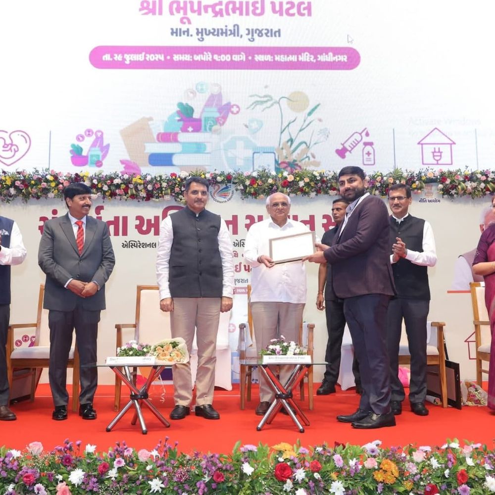 સુરેન્દ્રનગર જિલ્લાને સંપૂર્ણતા અભિયાનમાં ગોલ્ડ મેડલ: CM ભૂપેન્દ્ર પટેલ દ્વારા કલેક્ટર રાજેન્દ્રકુમાર પટેલને સન્માન.
