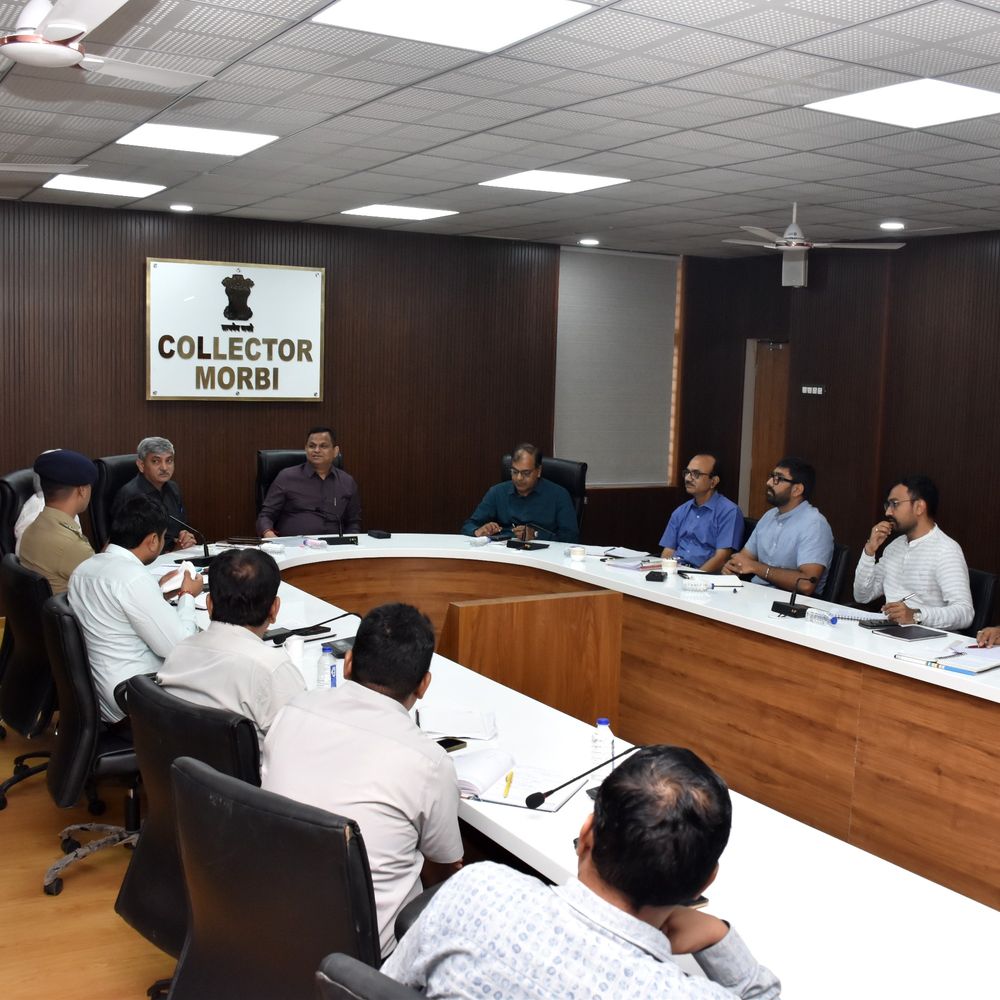 મોરબી જિલ્લા કક્ષાનો સ્વાતંત્ર્ય દિન સમારોહ હળવદમાં યોજાશે: કલેક્ટરની અધ્યક્ષતામાં સુરક્ષા અને સાંસ્કૃતિક કાર્યક્રમોની ચર્ચા.