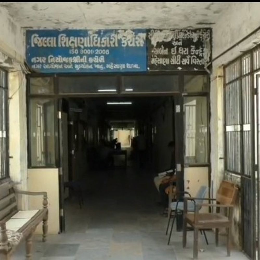 મહેસાણામાં સરકારી શિક્ષકોના ટ્યુશન પર દરોડા: ૪ શિક્ષકો ઝડપાયા, ૨૦ ટીમો દ્વારા તપાસ, શૈક્ષણિક સંઘની રજૂઆત બાદ કાર્યવાહી.