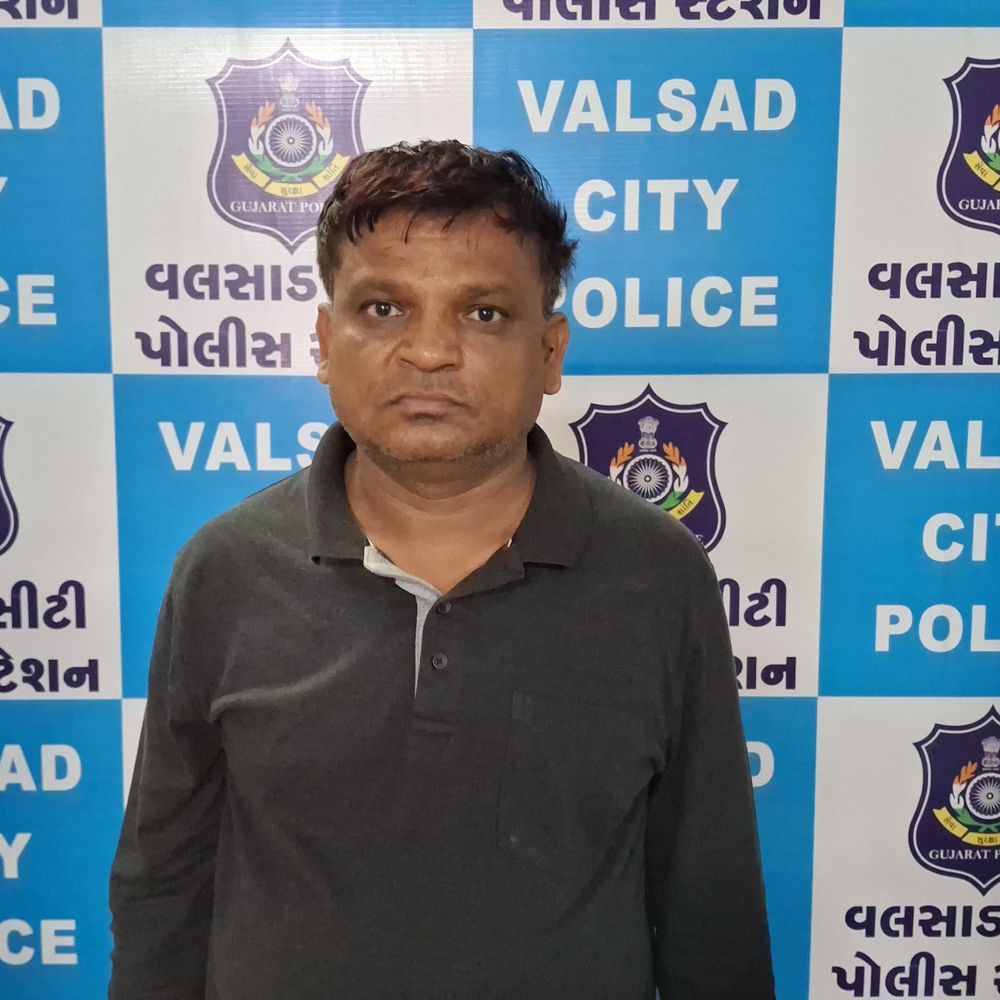 વલસાડ પોલીસે લૂંટેરી દુલ્હન ગેંગના સૂત્રધારને પકડ્યો, જે પેથાપુર પોલીસના ગુનામાં નાસતો ફરતો હતો, ગાંધીનગર પોલીસને સોંપ્યો.