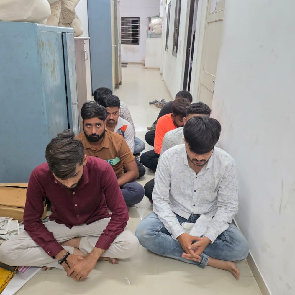 જુનાગઢમાં પોલીસ રેડમાં જુગારધામ ઝડપાયું: 8 આરોપી પકડાયા, ₹4.61 લાખનો મુદ્દામાલ જપ્ત.